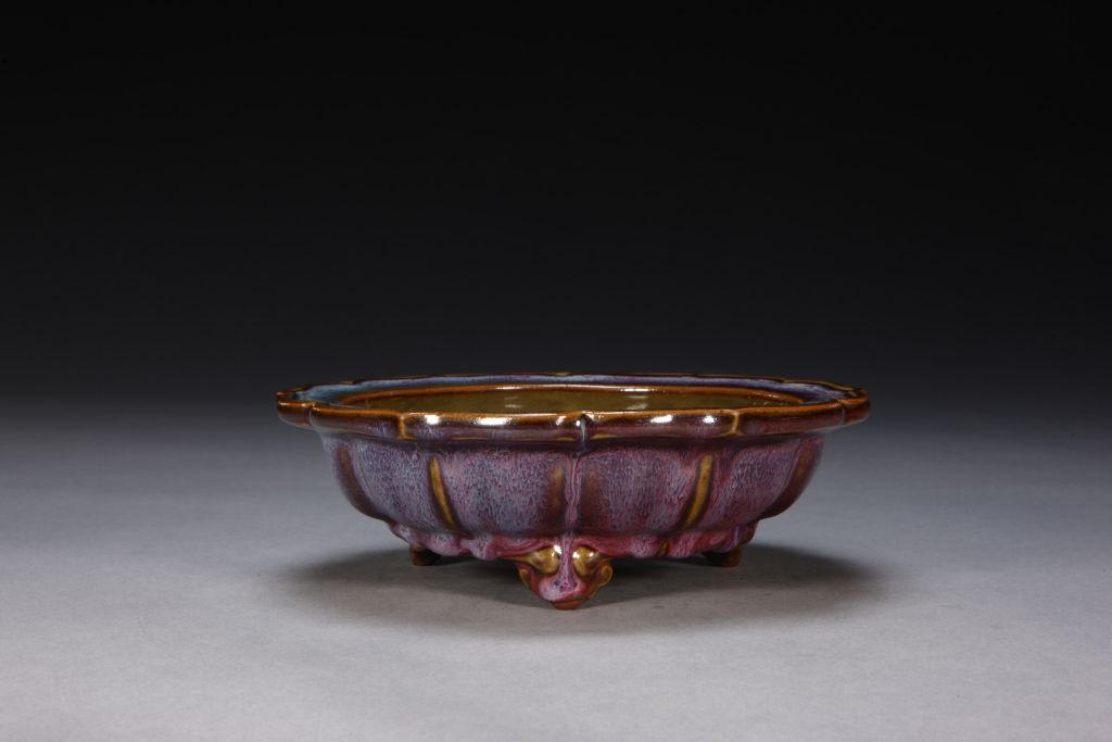 图片[1]-Jun kiln rose-purple glaze rhombic three-legged flowerpot holder-China Archive